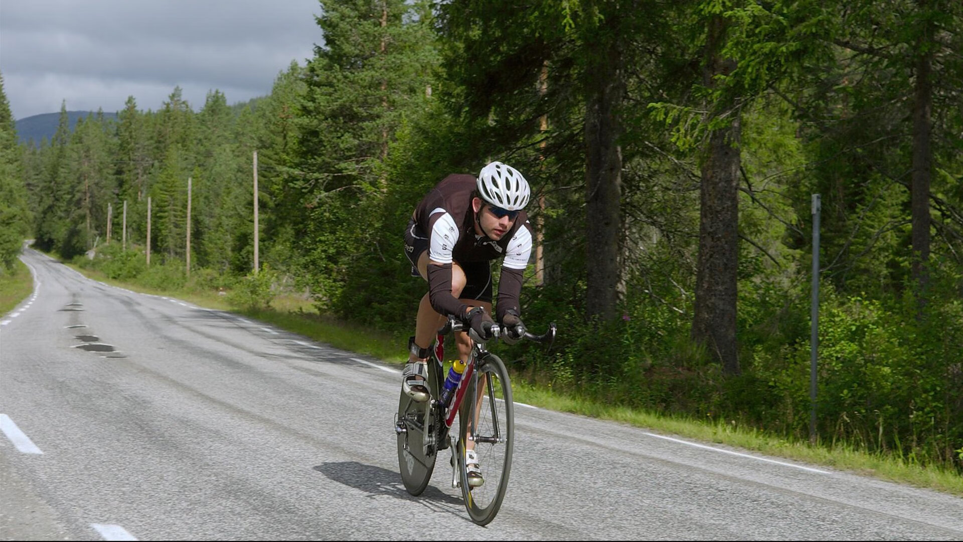 “游泳赛场：2025世界游泳锦标赛新星冲击金牌”